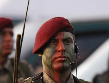 Μεταφορά των δύο Τούρκων κομάντος που κατέφυγαν στη χώρα για πολιτικό άσυλο στην Αμυγδαλέζα